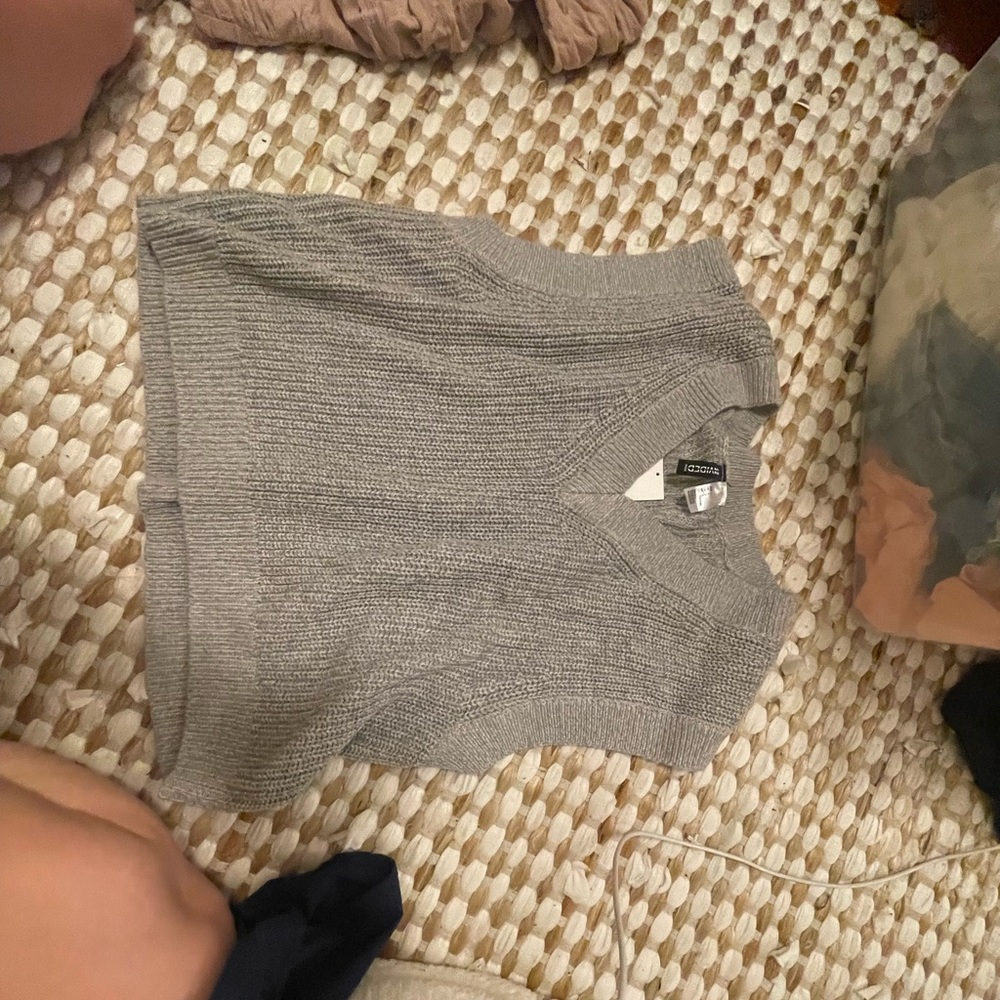 H & M sweater vest NWT